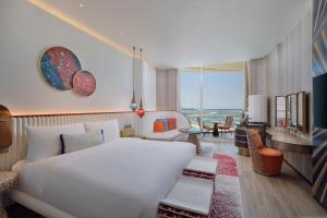 迪拜W Dubai - Mina Seyahi, Adults Only的一间带白色大床的卧室和一间客厅