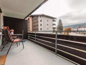 巴特霍夫加施泰因巴特霍夫加施泰因艾琳哈格顶级公寓的设有一个配有桌椅并享有美景的阳台。