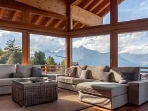 南达Chalet Chalet Aquarius by Interhome的带沙发的客厅,享有山景