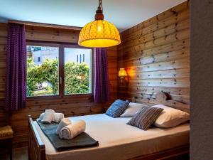 南达Apartment Hauts De Nendaz B OP by Interhome的一间卧室配有一张木墙床