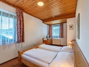 圣乌尔班Apartment Alpenrose - FEK111 by Interhome的一间卧室设有两张床和窗户。