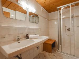 克尼格利斯滕Apartment Voithofer-7 by Interhome的一间带水槽和淋浴的浴室