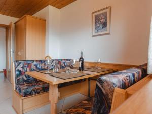 克尼格利斯滕Apartment Voithofer-4 by Interhome的一间设有酒杯和沙发的桌子的房间