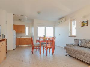 宁Apartment Mlasina-3 by Interhome的厨房以及带桌子和沙发的客厅。