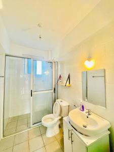马林迪Mawingu Loft的浴室配有卫生间、盥洗盆和淋浴。