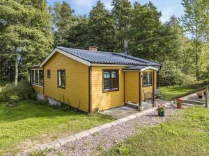 FjälkingeHoliday Home Kjuge Gula Huset by Interhome的院子里的黄色小房子