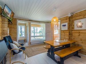 KortteinenHoliday Home Sakarinniemi by Interhome的用餐室设有木墙和木桌