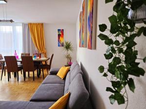 EssenFelde SLP 3- Zimmer Ferienwohnung in Essen- Steele的带沙发的客厅和用餐室
