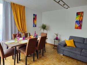 EssenFelde SLP 3- Zimmer Ferienwohnung in Essen- Steele的客厅设有餐桌和沙发