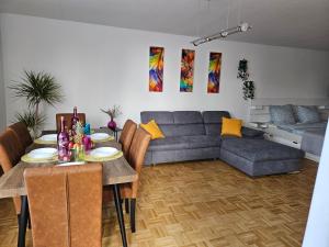 EssenFelde SLP 3- Zimmer Ferienwohnung in Essen- Steele的客厅配有桌子和沙发