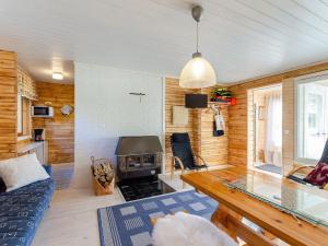 KortteinenHoliday Home Jussinlahti by Interhome的带沙发和壁炉的客厅