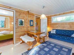 KortteinenHoliday Home Jussinlahti by Interhome的客厅配有蓝色的沙发和桌子
