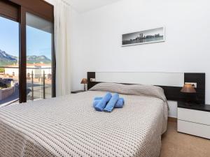 Les Planes del ReiHoliday Home Paloma 1 by Interhome的一间卧室配有一张带蓝色枕头的床。