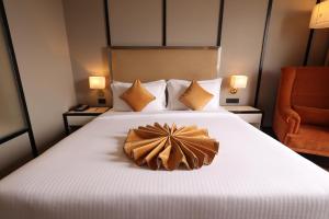 阿加尔塔拉Hotel Polo Towers Agartala的酒店客房设有一张大床,上面有弓