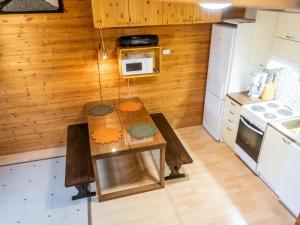 KukkolaHoliday Home Konkelo 5 by Interhome的一间带桌子和微波炉的小厨房