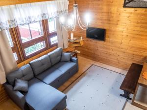 KukkolaHoliday Home Konkelo 5 by Interhome的带沙发和电视的客厅