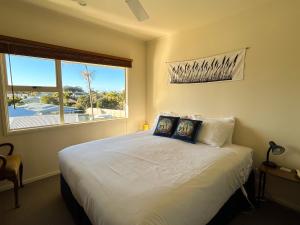 NgunguruPrinces Retreat的卧室配有白色的床和大窗户