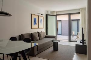略夫雷加特河畔奥斯皮塔莱特Europa Apartments的客厅配有沙发和桌子