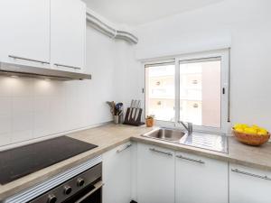 霍斯皮塔勒·德尔英福Apartment Beausoleil by Interhome的白色的厨房设有水槽和窗户
