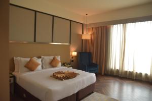 阿加尔塔拉Hotel Polo Towers Agartala的酒店客房,配有一张带碗的床