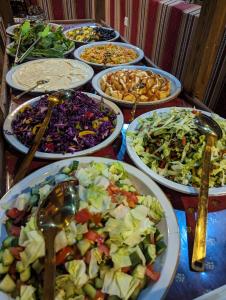 瓦迪拉姆Desert Magic Camp & Resort的一张桌子,上面放着许多不同种类的食物