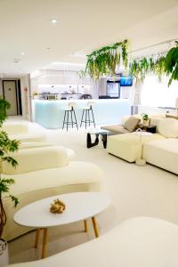 台北Wonderwall美好境界西门馆 的客厅配有白色的沙发和桌子