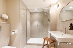 里摩日Gogaille - Gambetta - accès autonome的带淋浴和盥洗盆的浴室