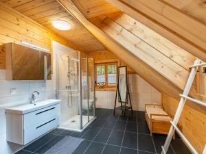 Sirnitz-SonnseiteChalet Schwabenhütte by Interhome的带淋浴和盥洗盆的浴室