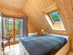 Sirnitz-SonnseiteChalet Schwabenhütte by Interhome的小木屋内的卧室,配有床和窗户