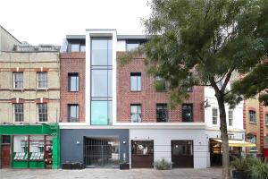 伦敦Battersea Luxury Apartment, Private, Independent Entrance, Central的绿色和白色外墙的大型砖砌建筑