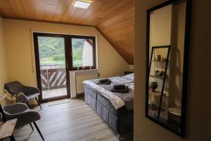 NeefJacuzzi, Sauna, Garten, Terrasse, Grill, 6 Personen, Moselstaustufe, Netflix, Sky, Smart TV的一间卧室设有一张床和一个大窗户