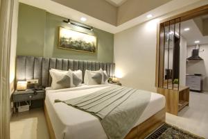 古尔冈Saltstayz Premier Executive Serviced Apartment - Golf Course Extension Road的一间卧室,卧室内配有一张大床