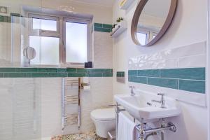 滨海绍森德132 Qweens Stay的一间带水槽、卫生间和镜子的浴室