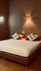 蒂瑟默哈拉默麦维里吉酒店的卧室配有带白色枕头的大床