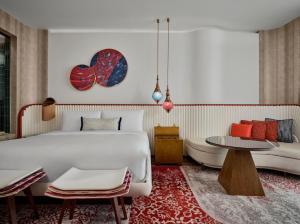 迪拜W Dubai - Mina Seyahi, Adults Only的卧室配有一张白色的大床和一张沙发。