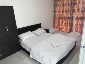 帕帕尔Hamin De Thor Homestay-Benoni Garden Apartment的一间卧室设有两张床和窗户。