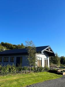 格拉斯哥Countryside Chalet near Glasgow的蓝色和白色房子