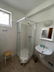 杰尔凯斯库特利基特旅馆的带淋浴和盥洗盆的浴室