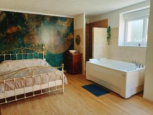 SacyBulles de Lune的一间卧室配有一张床和浴缸