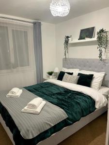 布里斯托Stockwood Apartment by Cliftonvalley Apartments的一间卧室配有一张大床和毛巾