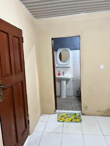弗里敦Yogi Home Stay Near Freetown Airport的一间带水槽和镜子的浴室