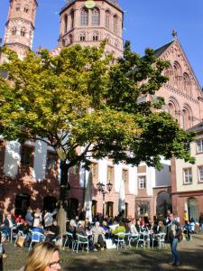 美因茨City-Dachapartment Mainz的一群人坐在建筑物前的椅子上