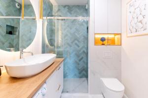 伊拉华Marina Nautica z prywatnym parkingiem podziemnym的一间带水槽和淋浴的浴室