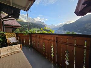 翁根Chalet Aargovia South的山景阳台。