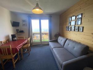 拉普德兹Appartement Huez, 2 pièces, 4 personnes - FR-1-405-138的客厅配有沙发和桌子