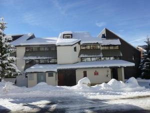 拉普德兹Appartement Huez, 2 pièces, 4 personnes - FR-1-405-138的前面的雪覆盖的房子