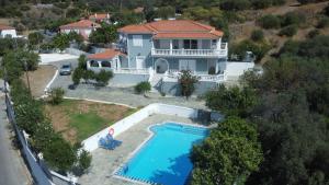 毕达哥利翁Villa Karras的享有带游泳池的房屋的空中景致