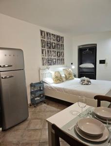 库尼奥Good Times Accomodation Cuneo的一间带一张床的房间和一间带桌子的厨房