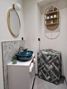 库尼奥Good Times Accomodation Cuneo的浴室设有蓝色水槽和镜子