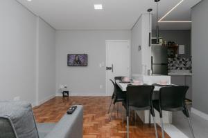 贝洛奥里藏特Apto 2 quartos no Centro de BH的用餐室以及带桌椅的厨房。